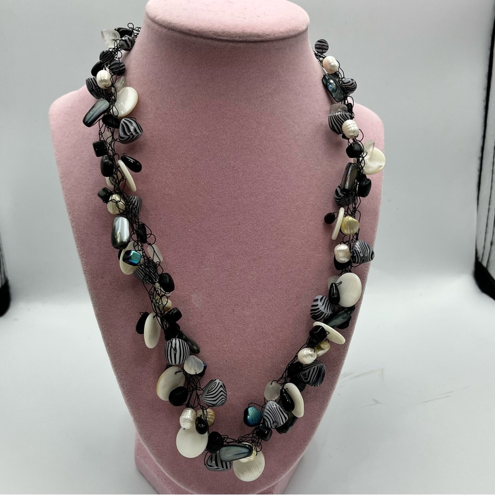 Elegant intertwined Black and White Beaded pearl and shell Necklace